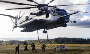 美军三引擎怪兽悬停南海！55士兵闪电突击，拆解室曝出仿制禁区